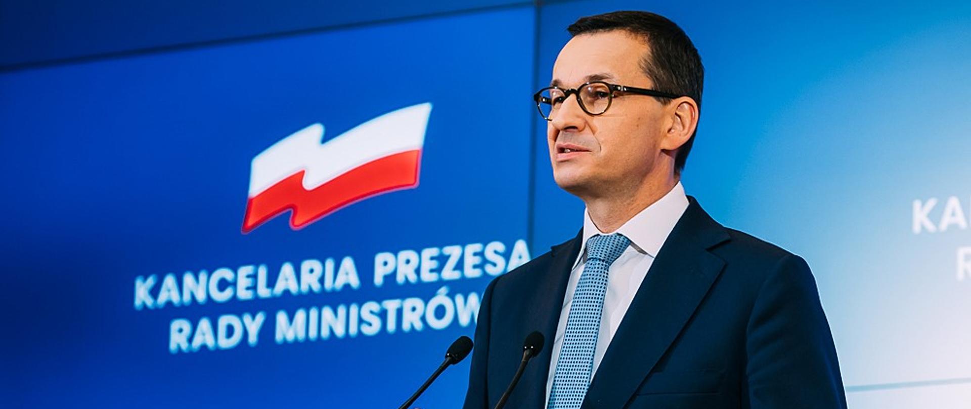 Premier Mateusz Morawiecki podczas konferencji prasowej.