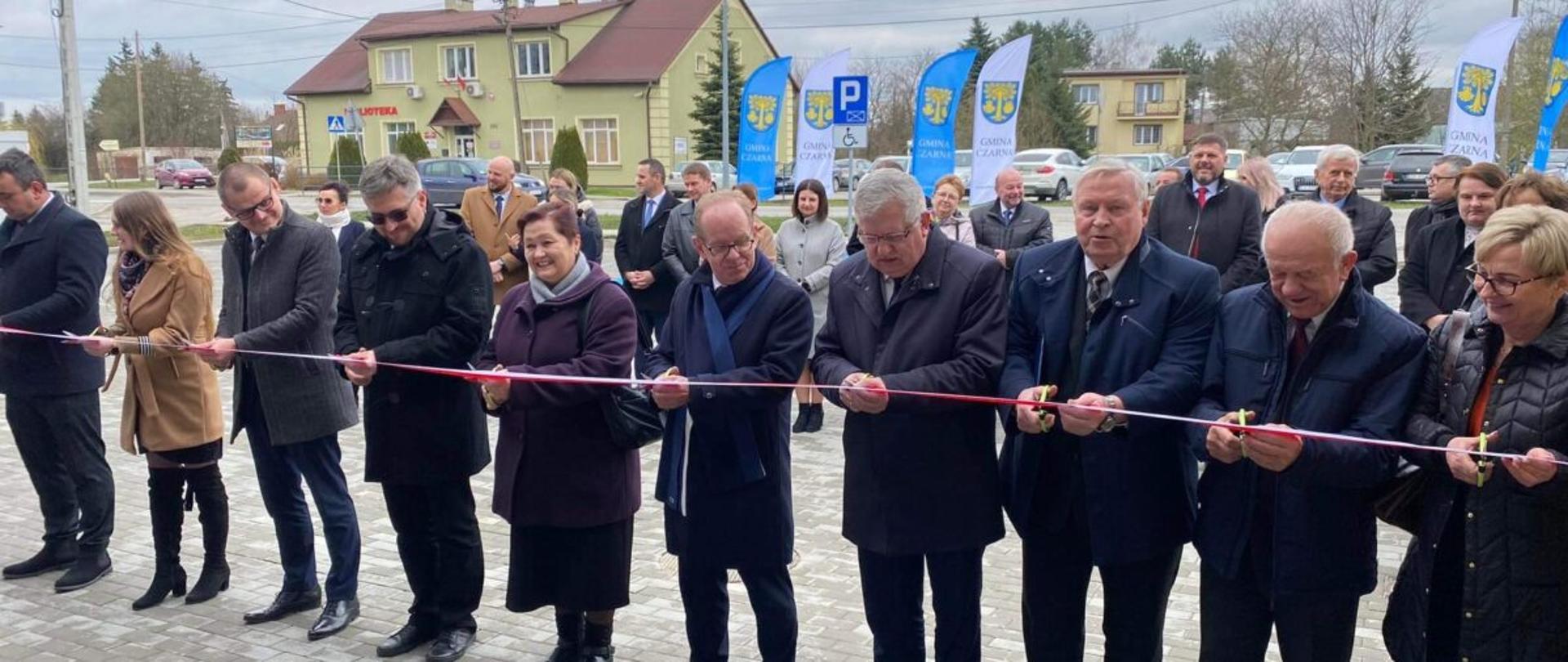 Uczestnicy uroczystości otwarcia żłobka przecinają wstęgę