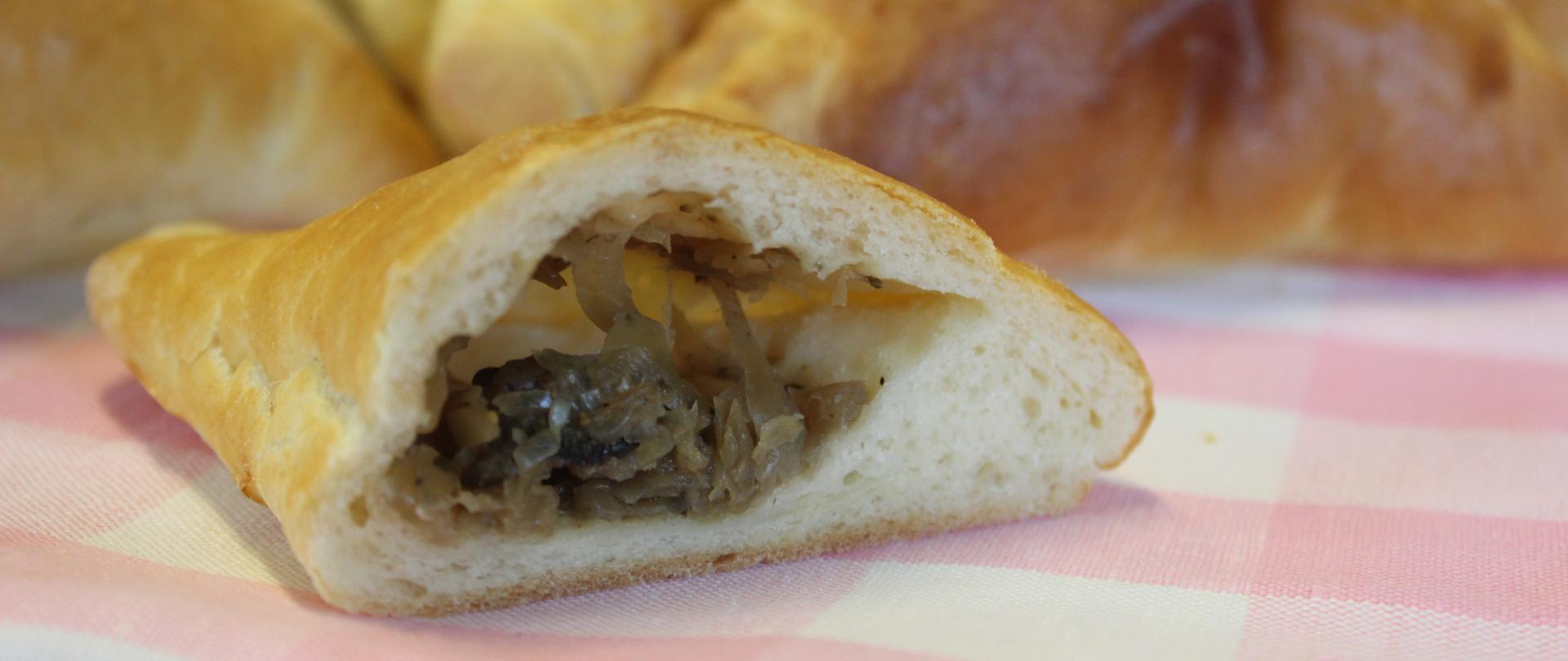 Rodzaj trójkątnego lub okrągłego pieroga z ciasta drożdżowego, wypełniony farszem z kaszy gryczanej i grzybów