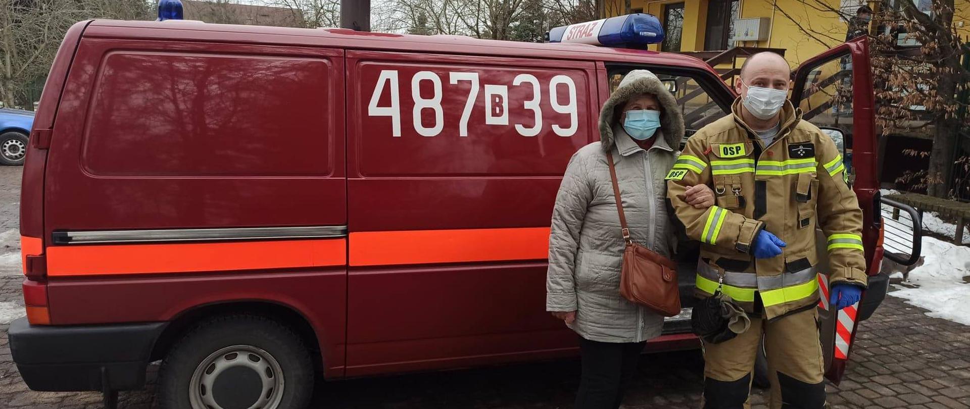 Zdjęcie przedstawia dowóz osób na szczepienie realizowany przez OSP Janów.