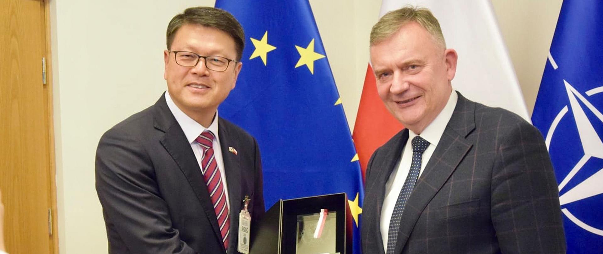 17 października 2024 roku w Ministerstwie Obrony Narodowej wiceminister Paweł Bejda gościł delegację Korei Południowej, której przewodniczył wiceminister Agencji ds. Zamówień Obronnych (DAPA) Hyunki Cho. W skład delegacji weszli także Ambasador Korei Południowej Hoonmin Lim oraz Prezes i Dyrektor Generalny Korea Aerospace Industries (KAI) Gooyoung Kang.
