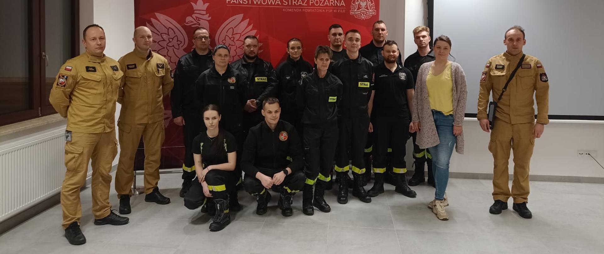 Na zdjęciu widoczni są strażacy, w trakcie egzaminu z zakresu kwalifikowanej pierwszej pomocy. 