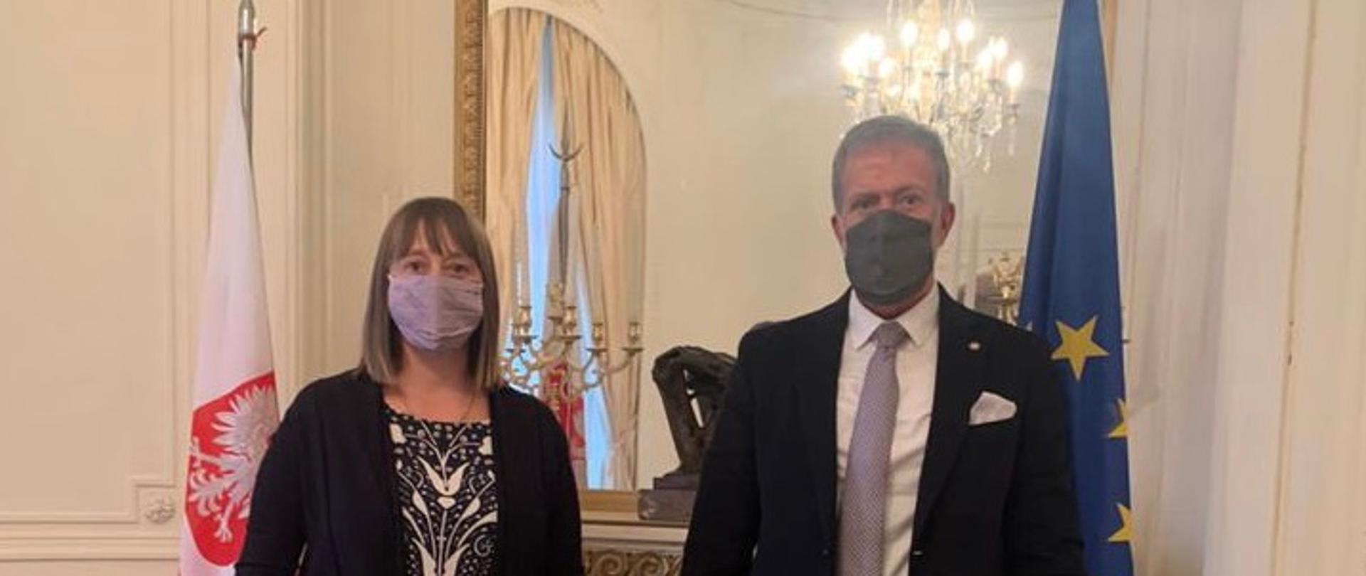 Dos personas y las banderas