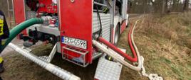 Zdjęcie przedstawia pojazd pożarniczy, przetłaczający wodę