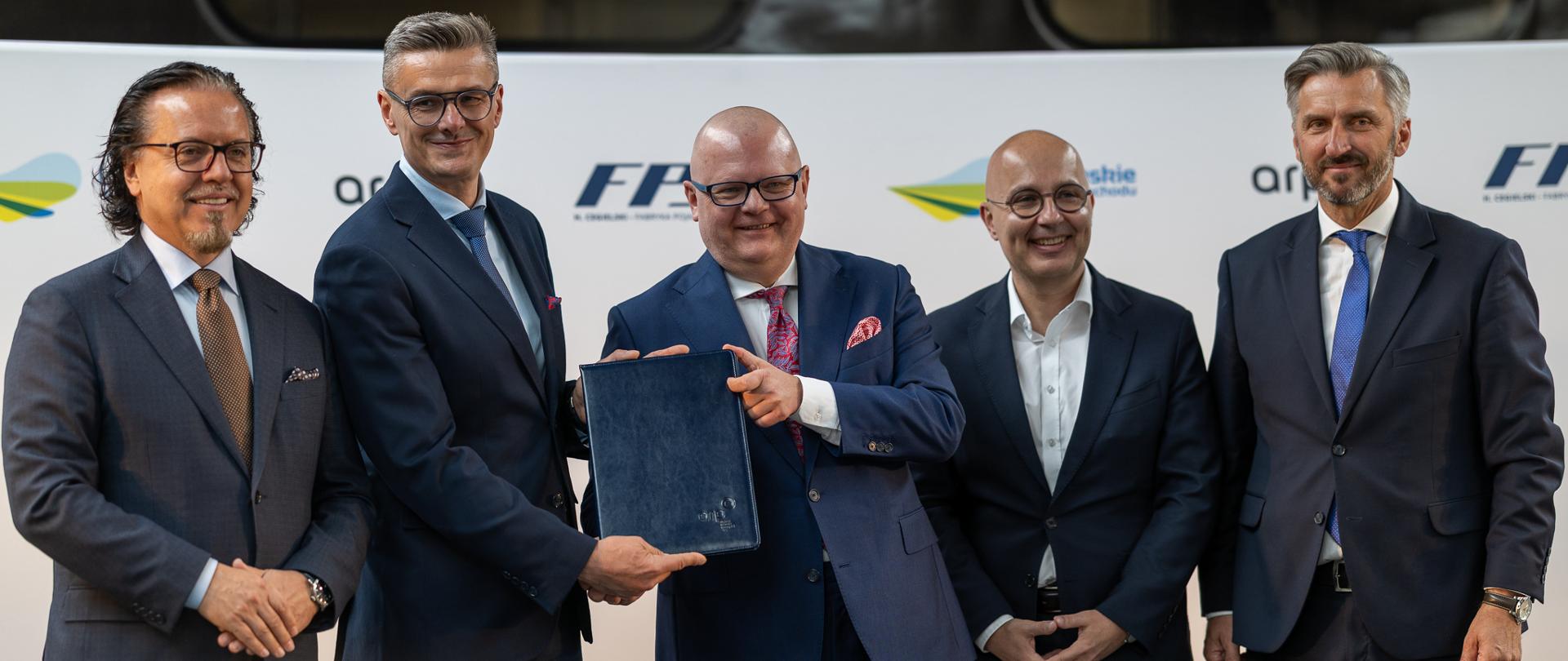 Na zdjęciu wiceminister Robert Kropiwnicki oraz przedstawiciele zarządów ARP, FPS Cegielski oraz woj. lubuskiego. 