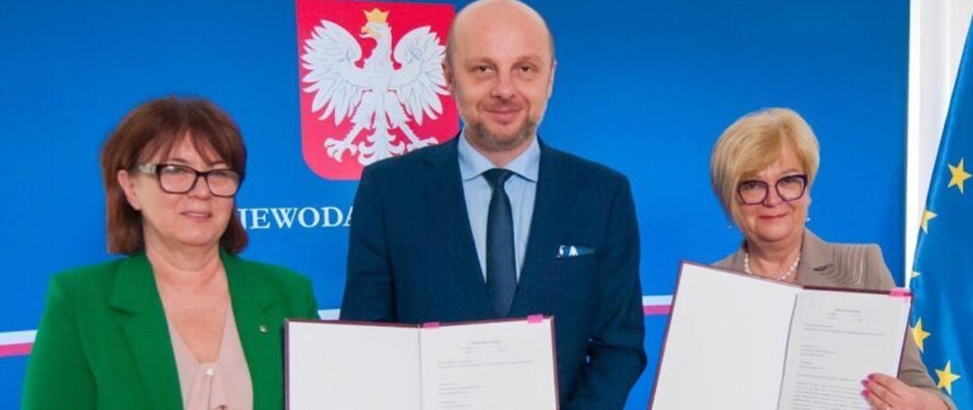 Prezydent Rzeszowa, wiceprezydent i wojewoda podkarpacki podczas konferencji prasowej