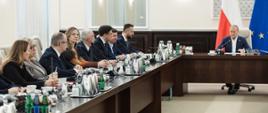 Posiedzenie Rady Ministrów, u góry za stołem prezydialnym siedzi premier Donald Tusk, przy bocznych stołach siedzą członkowie rządu, pierwszy z lewej strony siedzi minister obrony narodowej Władysław Kosiniak-Kamysz