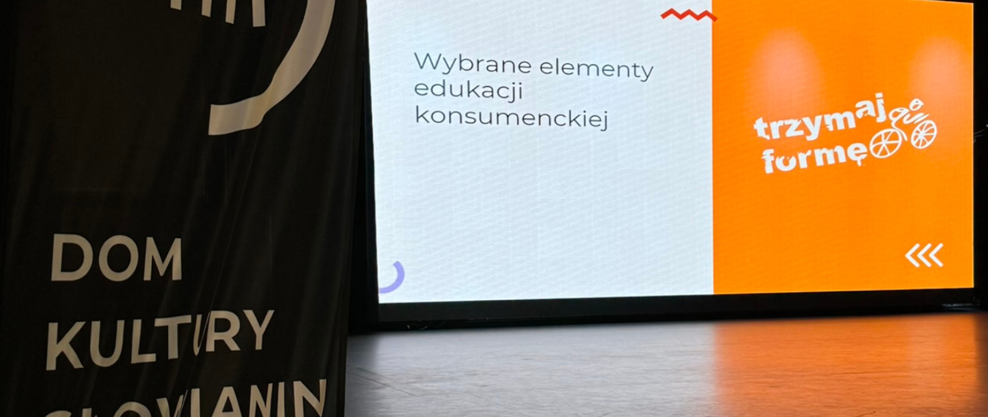 Seniorzy DK Słowianin - Spotkanie pt. Zdrowy styl życia seniora – slajd tytułowy
spotkania tj. Wybrane elementy edukacji konsumenckiej „Trzymaj Formę”.