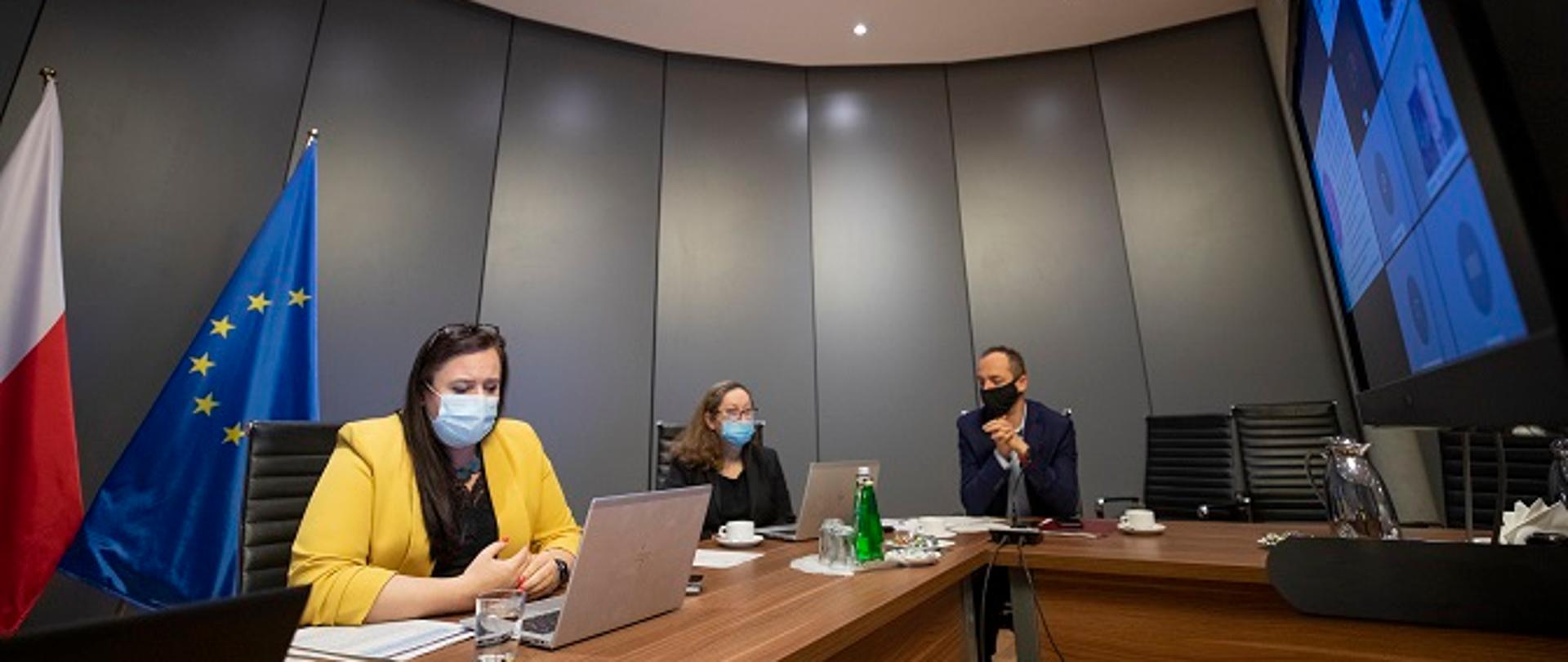 Uczestnicy konferencji siedzą przy stole