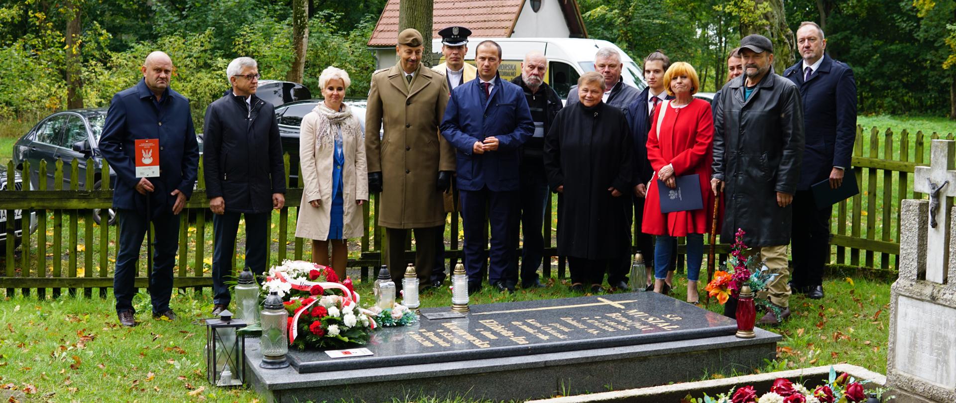 
Grupa ludzi na cmentarzu
