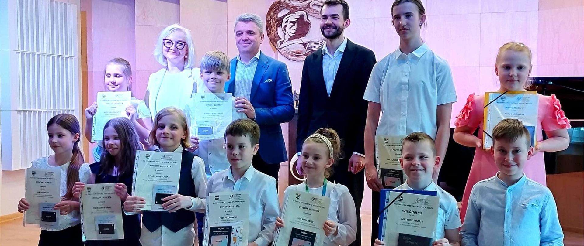 Zdjecie przedstawia uczniów oraz nauczycieli bioracych udział w konkursie muzyki polskiej w krosnie odrzańskim