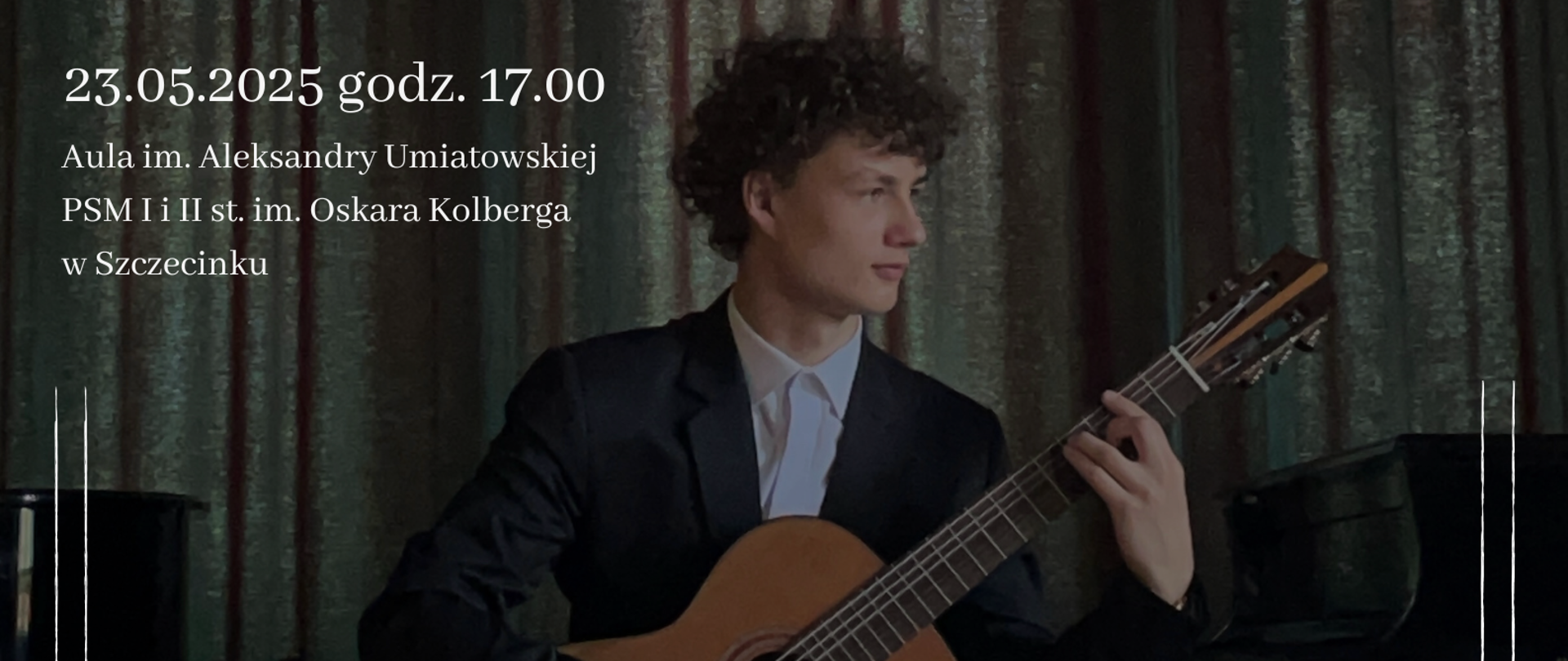 Plakat promujący recital dyplomowy Mateusza Krawca z klasy gitary mgr Lidii Przyłęckiej. Recital odbędzie się 23 maja 2025 roku o godzinie 17:00 w Auli im. Aleksandry Umiatowskiej w PSM I i II stopnia im. Oskara Kolberga w Szczecinku. W programie utwory kompozytorów: John Dowland, Johann Sebastian Bach, Heitor Villa-Lobos, Mauro Giuliani, Roland Dyens i Joaquin Rodrigo. Wystąpi również pianistka mgr Anna Mendonca. W tle zdjęcie młodego mężczyzny w garniturze grającego na gitarze klasycznej, siedzącego przed kotarą i fortepianem.