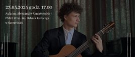 Plakat promujący recital dyplomowy Mateusza Krawca z klasy gitary mgr Lidii Przyłęckiej. Recital odbędzie się 23 maja 2025 roku o godzinie 17:00 w Auli im. Aleksandry Umiatowskiej w PSM I i II stopnia im. Oskara Kolberga w Szczecinku. W tle zdjęcie młodego mężczyzny w garniturze grającego na gitarze klasycznej, siedzącego przed kotarą i fortepianem.
