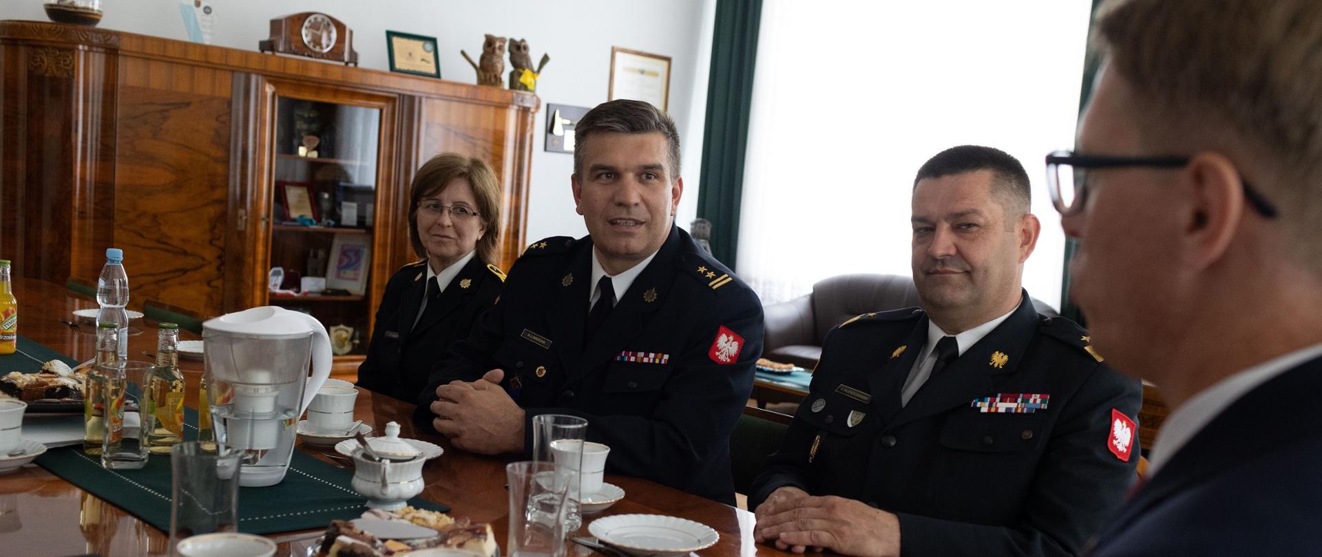 Zdjęcie przedstawia Śląskiego Komendanta Wojewódzkiego Państwowej Straży Pożarnej, Komendanta Miejskiego Państwowej Straży Pożarnej, Główną Księgowa Komendy Miejskiej Państwowej Straży Pożarnej oraz zwróconego tyłem Prezydenta Miasta Świętochłowice.