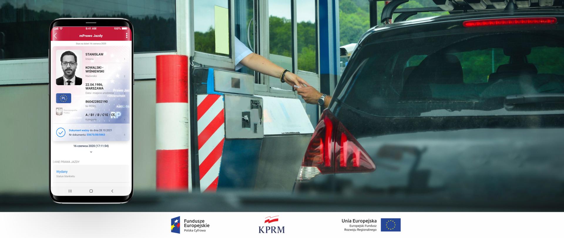 Auto przy bramce opłat na autostradzie - widoczne ręce kierowcy i pracownika punktu opłat. Z prawej strony - zdjęcie smartfona, na ekranie którego widać ekran aplikacji mObywatel.