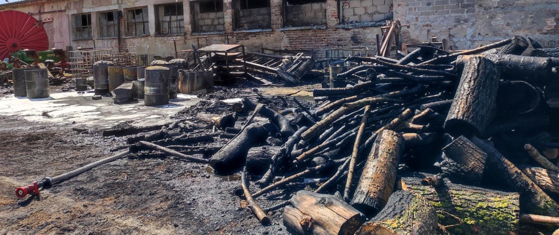 Pożar beczek z olejem.