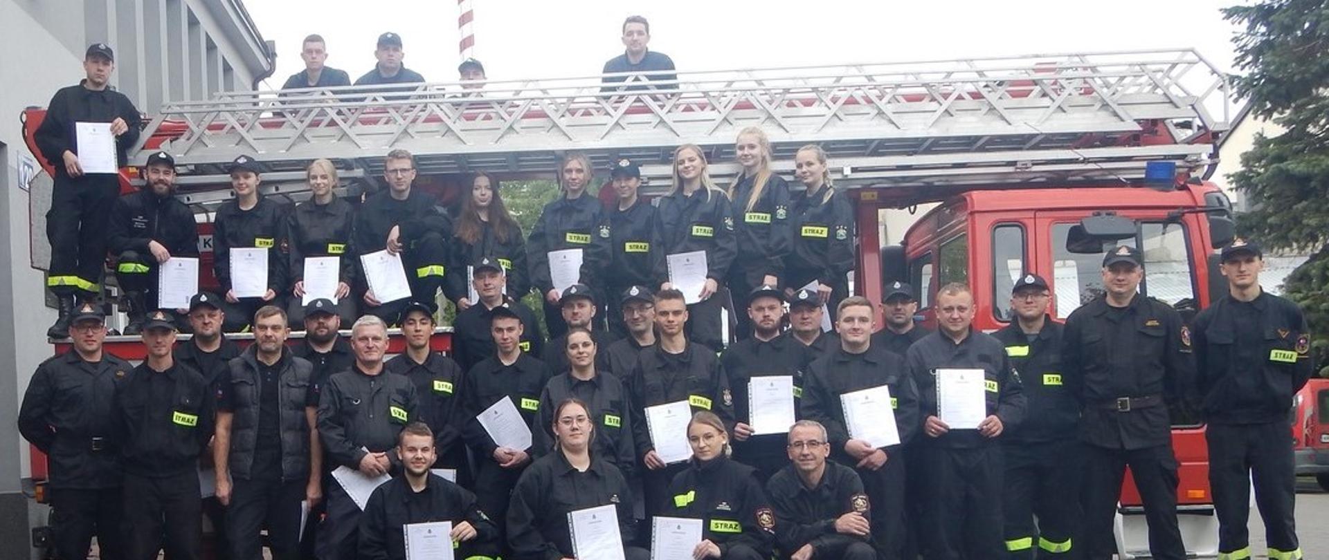 zdjęcie grupowe absolwentów szkolenia podstawowego wspólnie z komisją sędziowską