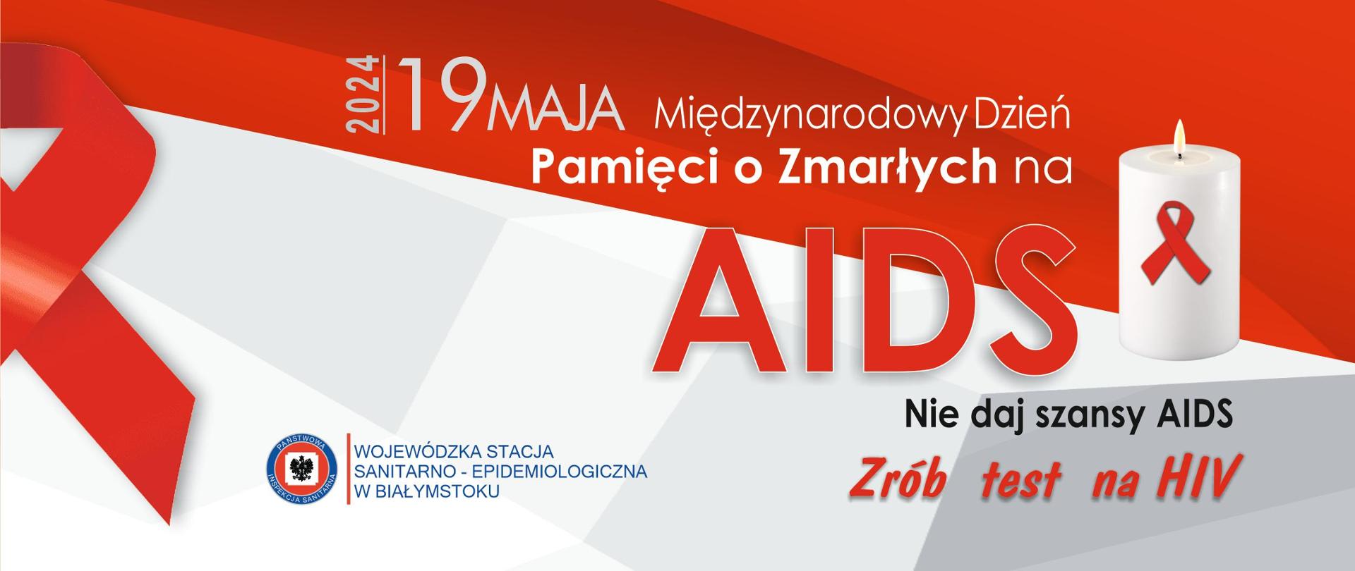 Czerwono-białe kolory, z lewej strony znak czerwonej kokardki – symbole solidarności z osobami żyjącymi z HIV. Na środku napis 2024 19 maja Międzynarodowy Dzień Pamięci o Zmarłych na AIDS, Nie daj szansy AIDS, Zrób test na HIV. Po prawej stronie widoczny płonący znicz nawiązujący do angielskiej nazwy, czyli The International AIDS Candlelight Memorial (Candleligh – co tłumaczeniu znaczy „blask świecy”).