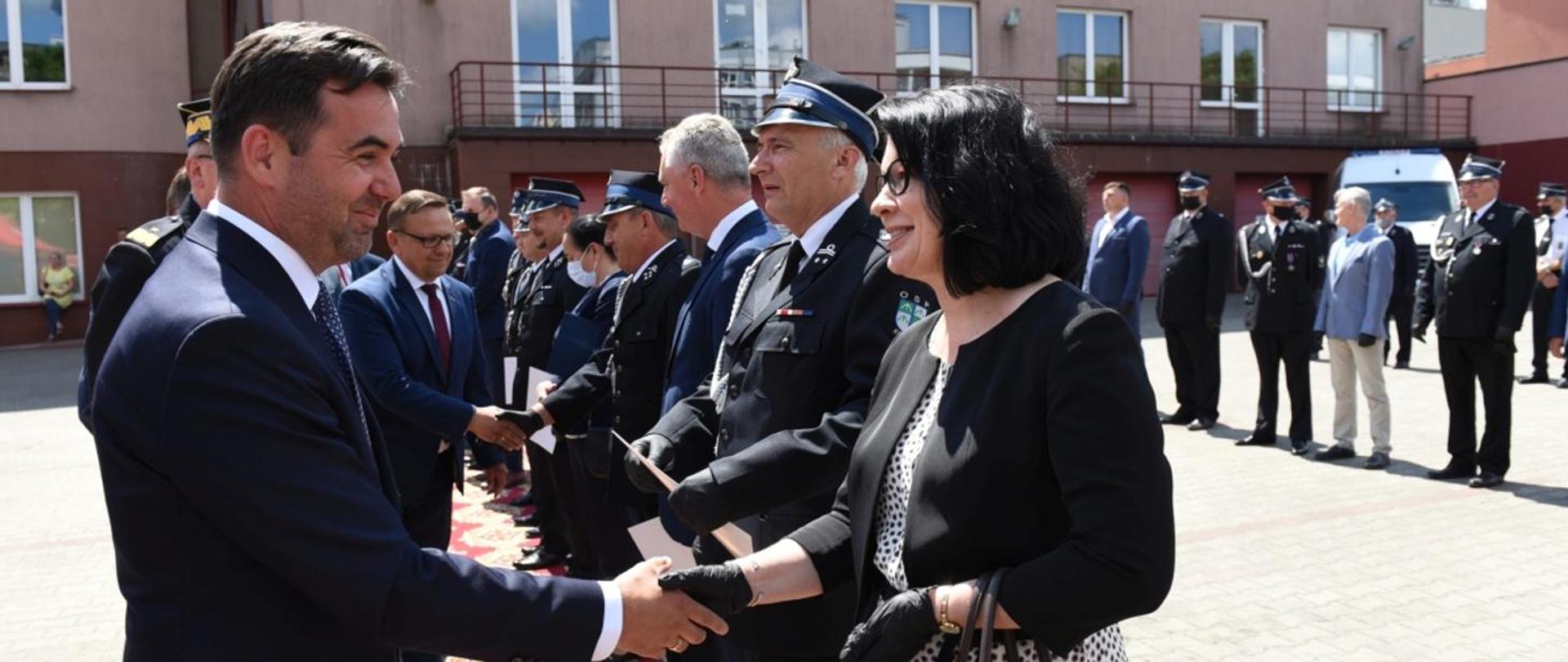 Wręczenie promes na zakup nowych samochodów ratowniczo-gaśniczych dla jednostek OSP oraz aktów włączenia do KSRG w KW PSP Łódź