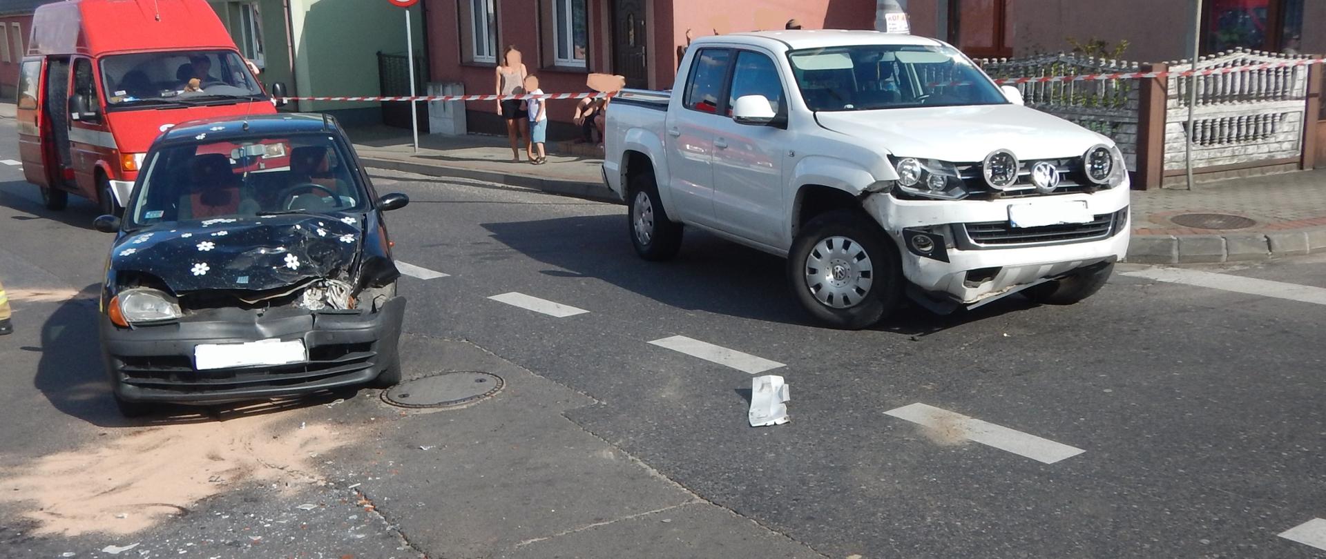 Zdjęcie przedstawia samochody osobowe, które brały udział w zdarzeniu.