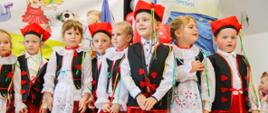 Grupa dzieci w ludowych krakowskich strojach.