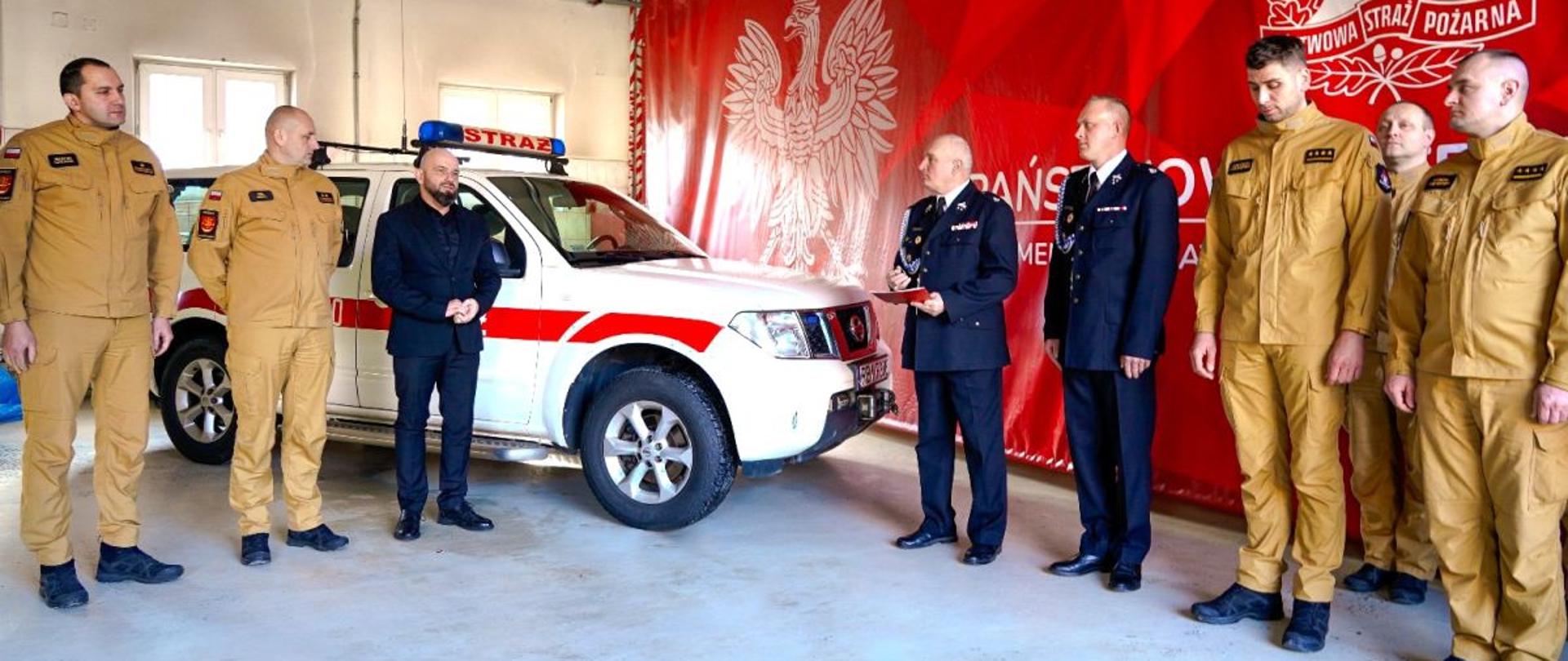 Na zdjęciu widać komendantów ustrzyckiej komendy, strażaków, wójta gminy Czarna oraz przedstawicieli OSP.