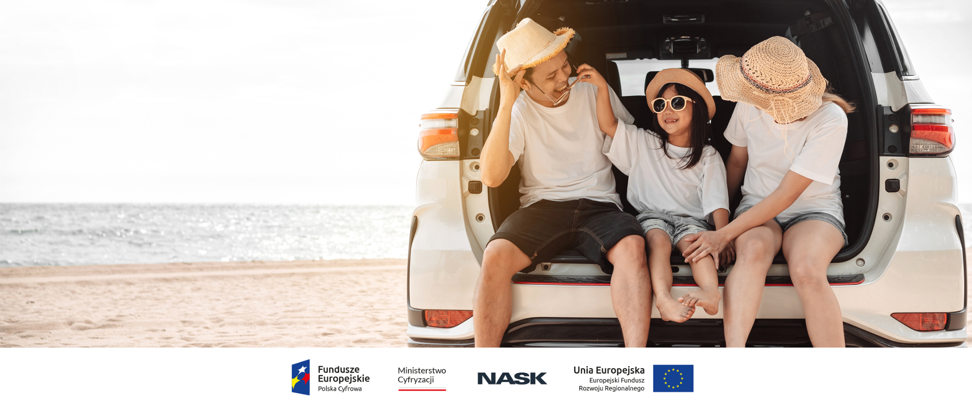 Zdjęcie przedstawiające trzyosobową rodzinę siedzącą w bagażniku samochodu. W tle plaża. Na dole logotypy: Fundusze Europejskie, Ministerstwo Cyfryzacji, NASK, Unia Europejska.