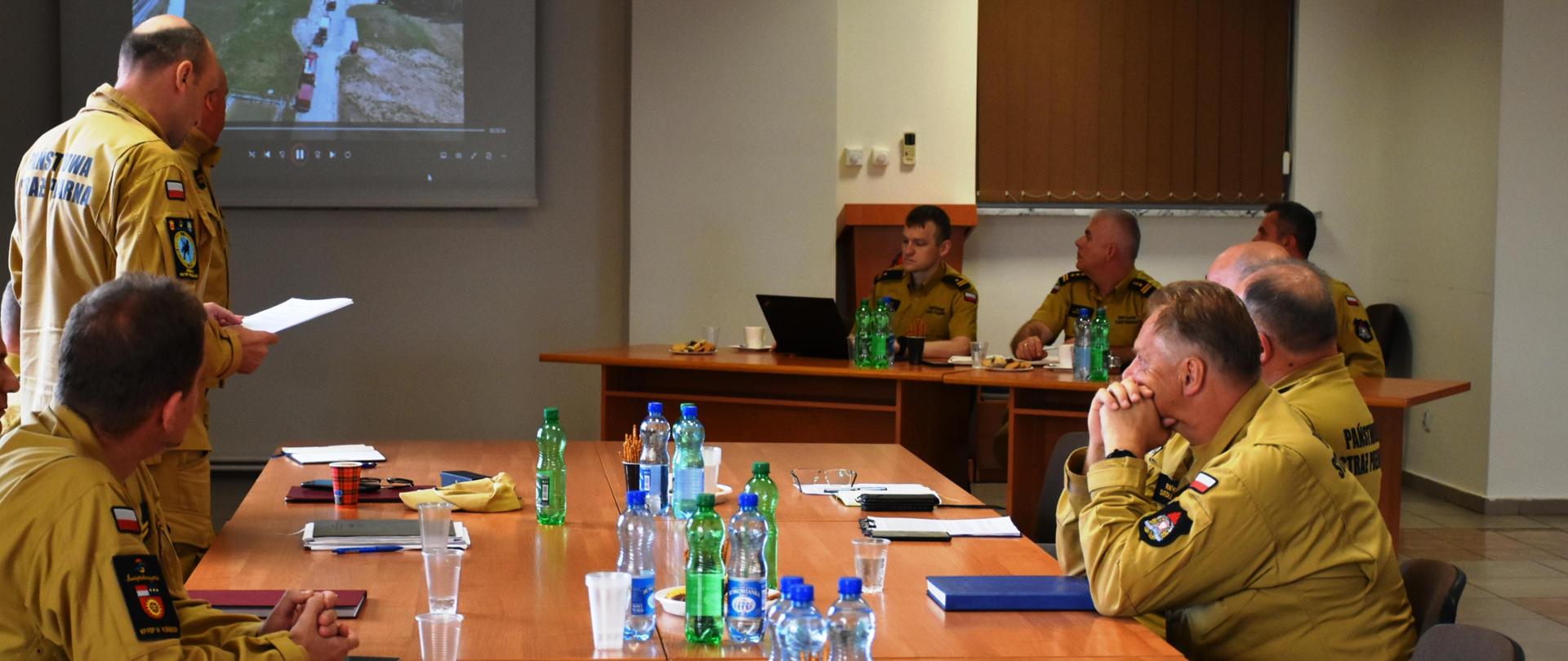 Główny rozjemca czyta ocenę ćwiczeń