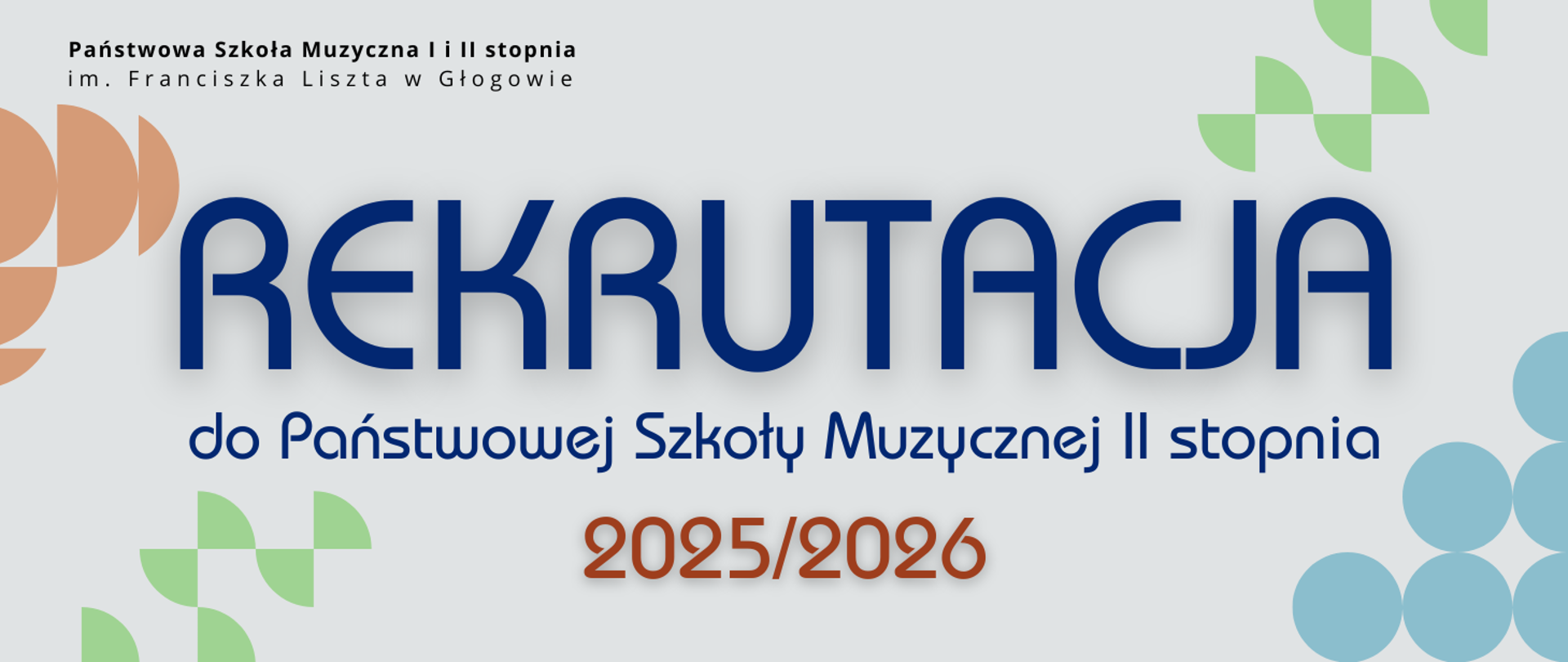 Grafika w stonowanych kolorach. W części centralnej tekst w kolorze ciemnoniebieskim: "REKRUTACJA do Państwowej Szkoły Muzycznej II stopnia 2025/2026". Pierwsze słowo w osobnym wierszu, wyróżnione innym krojem i dużym rozmiarem czcionki. Data w osobnym wierszu w kolorze ciemnopomarańczowym. W lewym narożniku pełna nazwa szkoły, w dwóch rzędach, litery czarne. Na obrzeżach obrazu ozdobne elementy graficzne: grupy fragmentów i całych kół w kolorach pomarańczowym, zielonym i niebieskim. Tło jasnoszare.