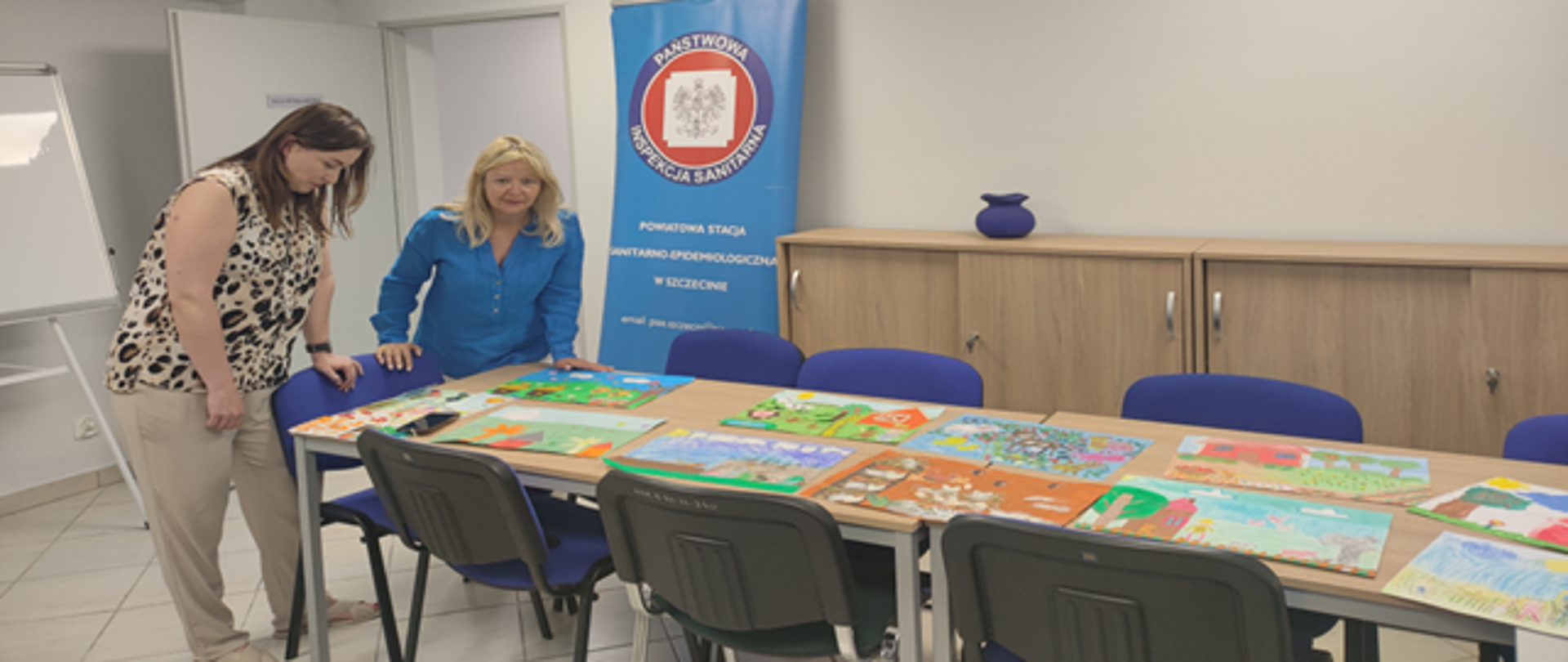 Pracownicy psse oglądający prace dzieci