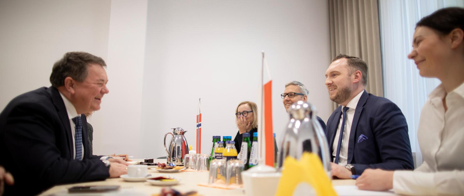 Wiceminister funduszy i polityki regionalnej Konrad Wojnarowski spotkał się Ambasadorem Królestwa Norwegii w Polsce JE Øystein Bø. 