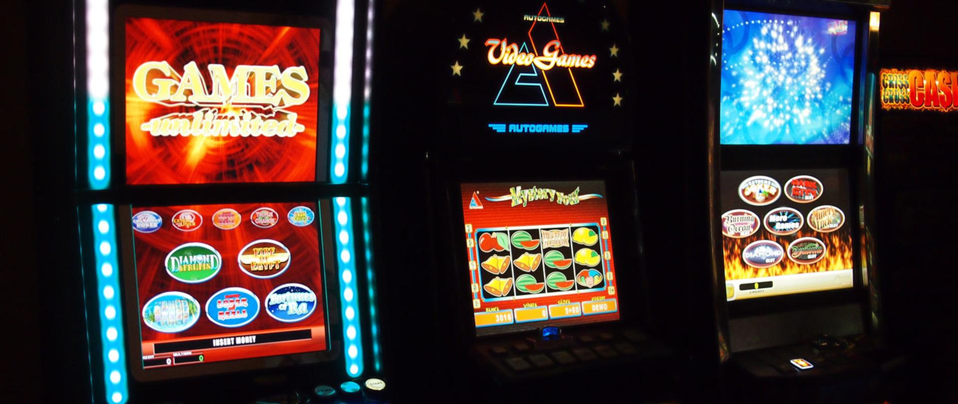 Trzy automaty do gier.