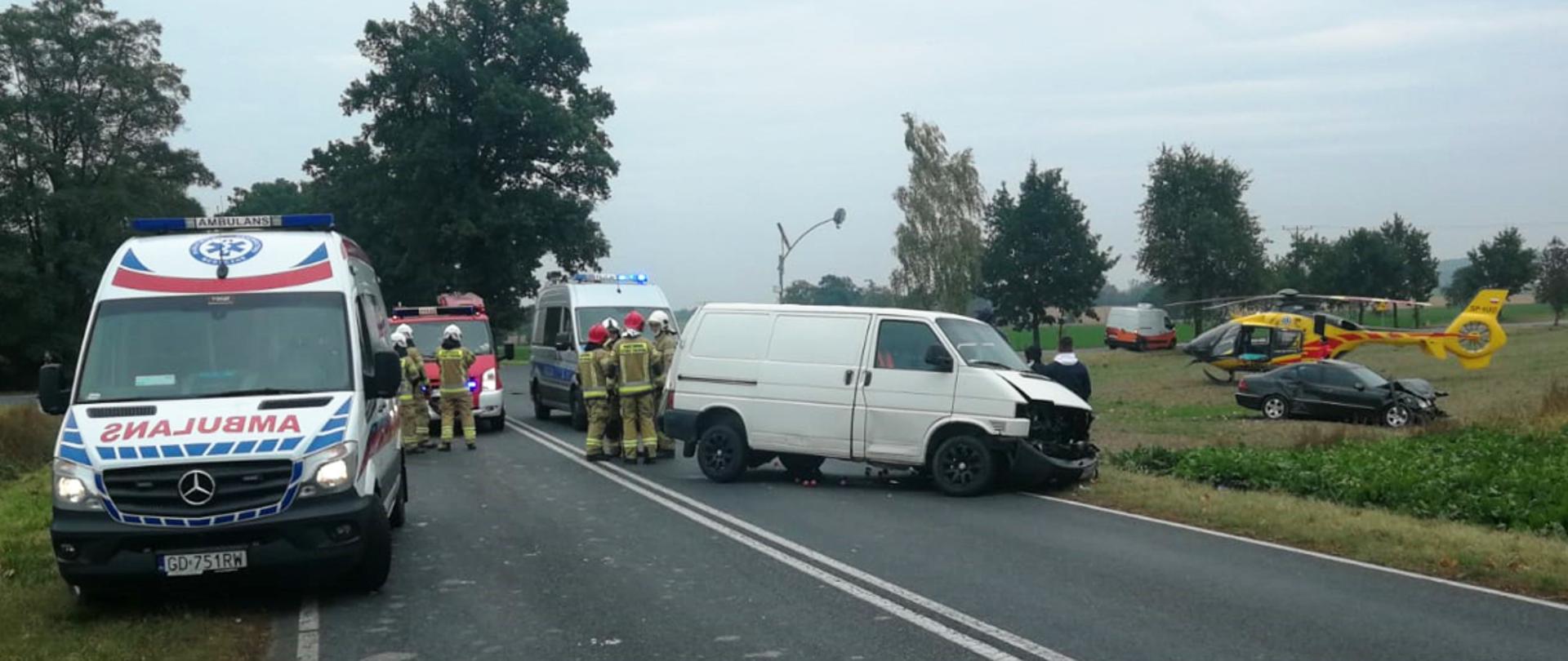 Na zdjęciu widnieją pojazdy po zdarzeniu drogowym. 