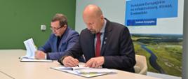 Na zdjęciu od lewej strony: Marek Misztal, Prezes Zarządu Elbląskiego Przedsiębiorstwa Wodociągów i Kanalizacji Sp. z o.o., Robert Gajda, Zastępca Prezesa NFOŚiGW.