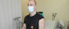 Nowo przyjęty do służby funkcjonariusz podczas akcji szczepień służb mundurowych z powiatu kluczborskiego.