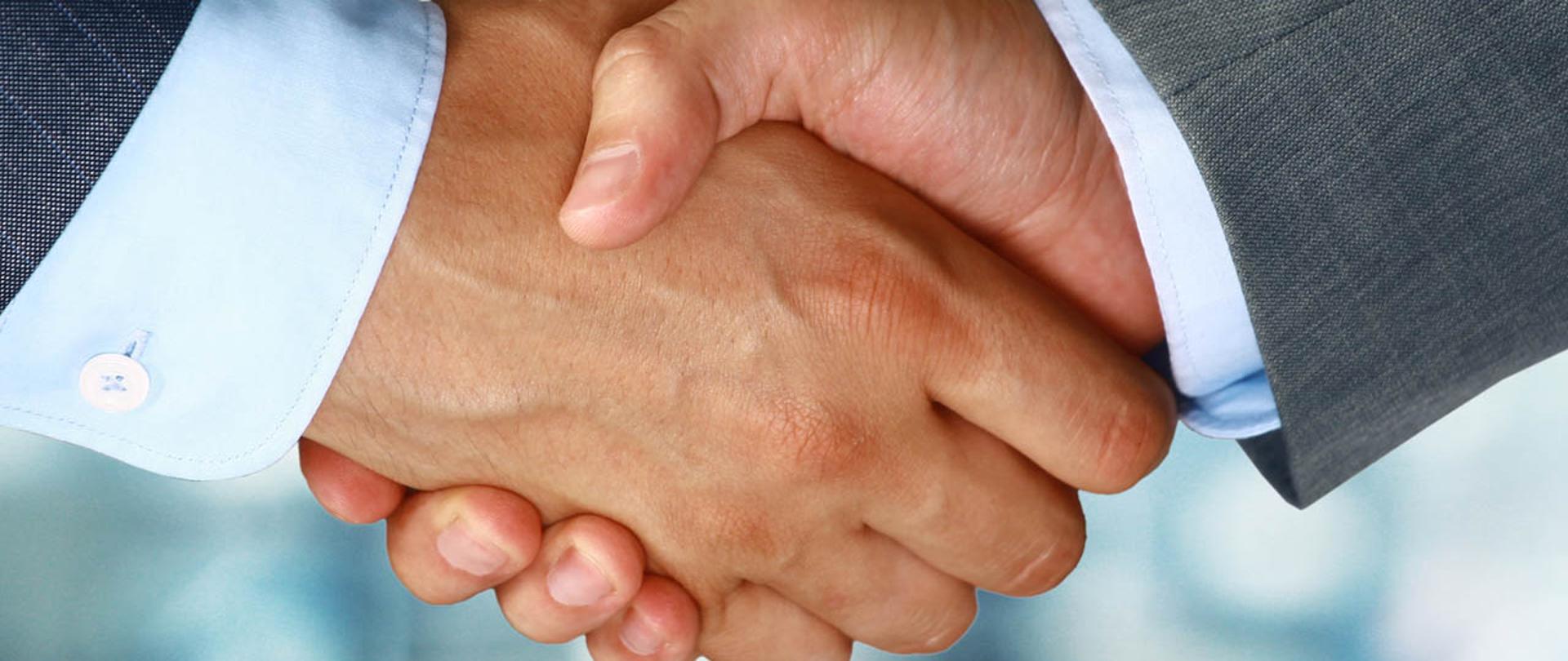 Uścisk dłoni.