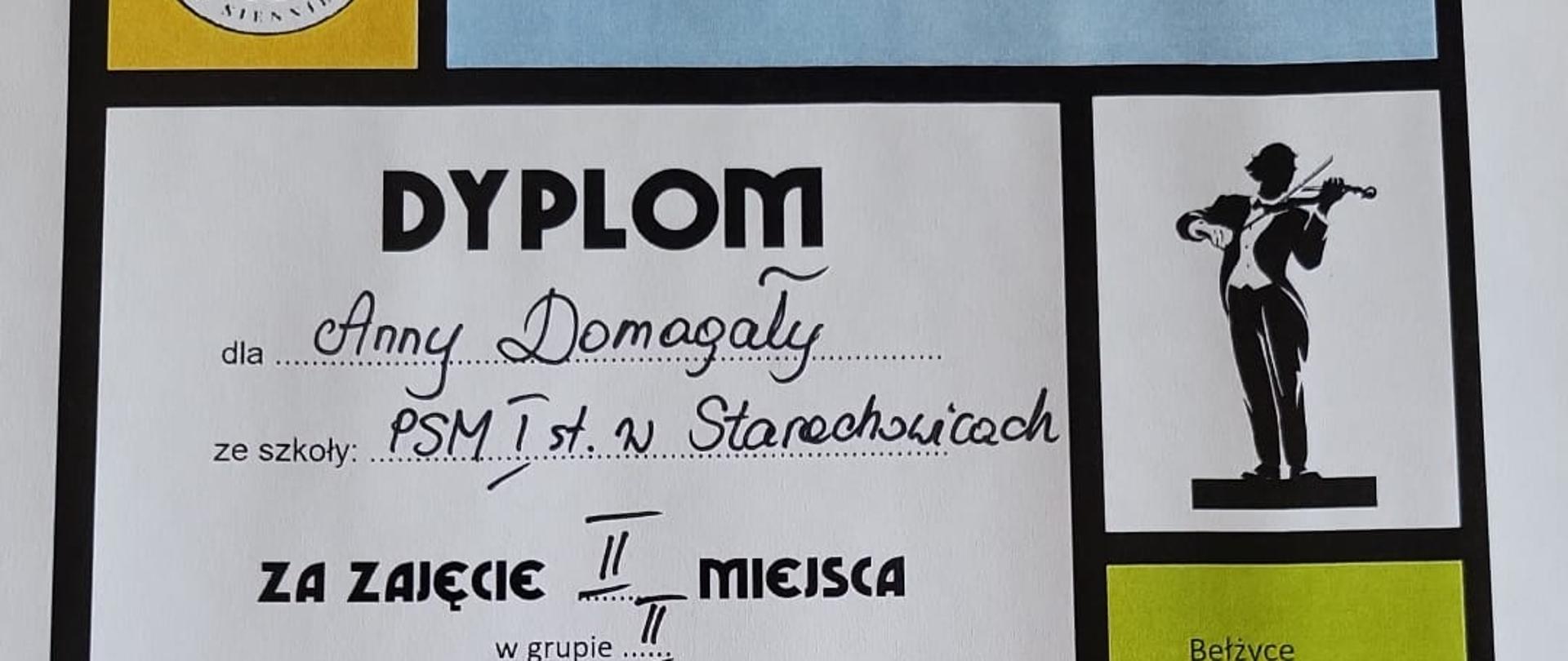 Zdjęcie przedstawia dyplom przyznany Annie Domagała ze szkoły PSM I st. w Starachowicach za zajęcie II miejsca w grupie II podczas II Regionalnego Festiwalu Młodych Talentów szkół muzycznych I stopnia, który odbył się 7 maja 2025 roku w Siennie. Na dyplomie znajdują się podpisy członków jury: prof. Andrzeja Chorosińskiego, Andrzeja Schaba oraz Anny Kowalczyk. Po prawej stronie znajduje się czarna sylwetka grającego skrzypka, lista miast uczestniczących w festiwalu oraz ilustracja trąbki. Na dole znajdują się logotypy Burmistrza Sienna i wydawnictwa POLIHYMNIA.