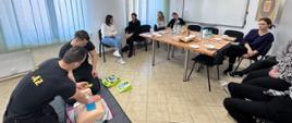 Funkcjonariusze KP PSP w Makowie Mazowieckim pokazują pracownikom PSSE prawidłowe zastosowanie defibrylatora zewnętrznego