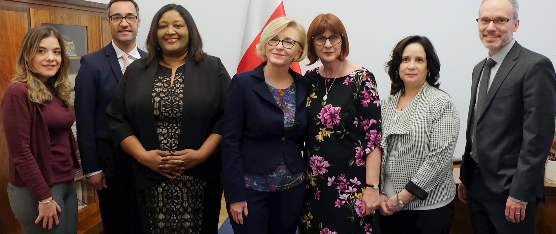 grupa ludzi z delegacji z Nowego Jorku stojąca w pokoju razem z Marzeną Machałek – Sekretarz Stanu w Ministerstwie Edukacji Narodowej