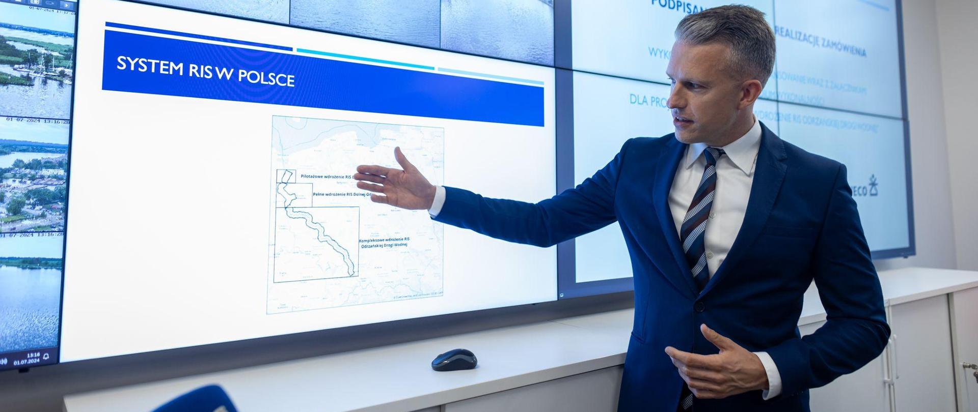 Wiceminister infrastruktury Arkadiusz Marchewka w trakcie przedstawiania prezentacji multimedialnej
