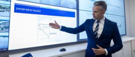 Wiceminister infrastruktury Arkadiusz Marchewka w trakcie przedstawiania prezentacji multimedialnej