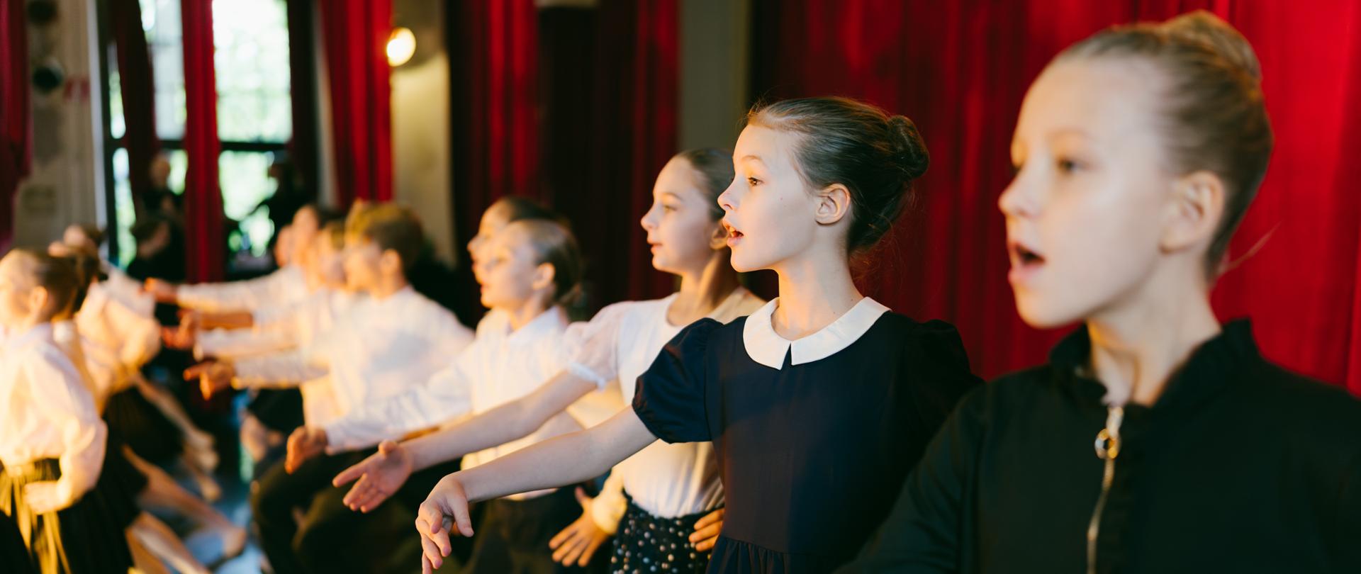 Ślubowanie nowo przyjętych uczniów, Święto KEN, zdjęcie Myakulbacki, dzieci z klasy I śpiewają hymn nowo przyjętych uczniów