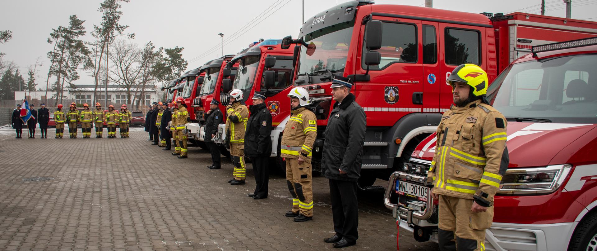 Samochody stojące w szeregu w szyku podczas uroczystości