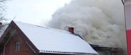 Kłęby dymu unoszące się podczas pożaru budynku jednorodzinnego w Wyszkowie