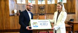 Zwycięzca konkursu „Klimatyczny Człowiek Roku” w kategorii „Młody Naukowiec” dr hab. Krzysztof Zawierucha odbiera nagrodę.