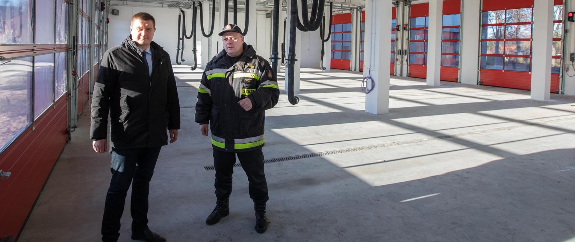 Na zdjęciu widać Pana Marcina Porzucka wraz z Komendantem Powiatowym podczas wizyty.