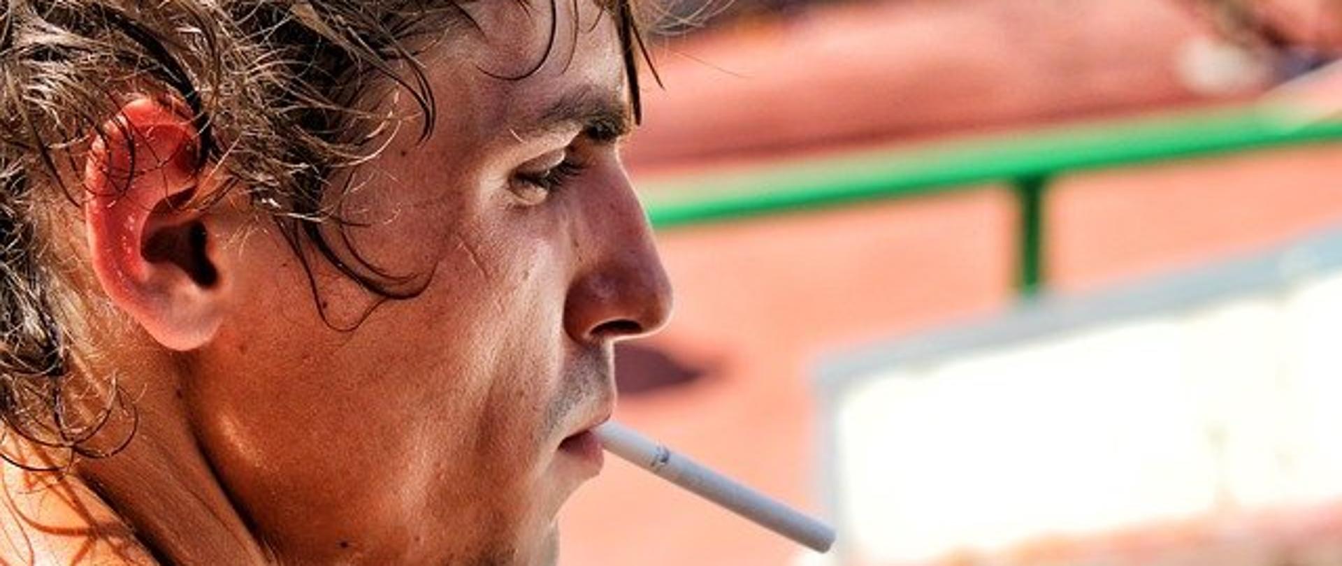 Człowiek z papierosem.