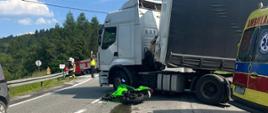 Motocykl i samochód ciężarowy po zderzeniu
