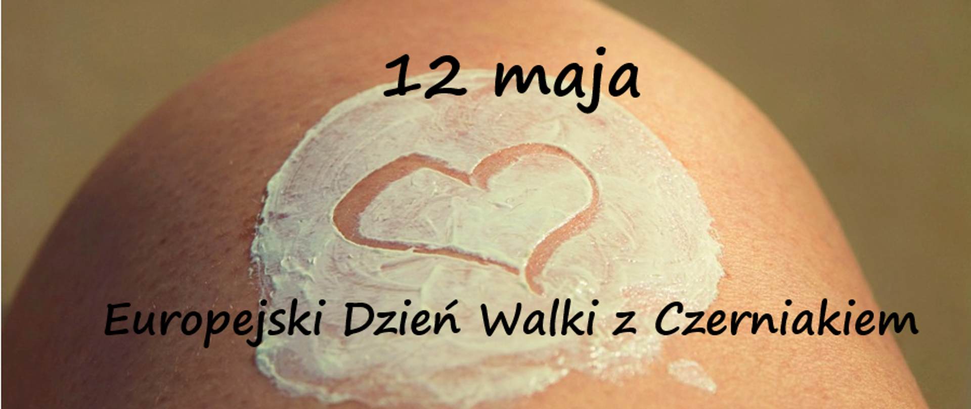 Skóra posmarowana kremem, na kremie narysowane serce. Napis - 12 maja Europejski Dzień Walki z Czerniakiem
