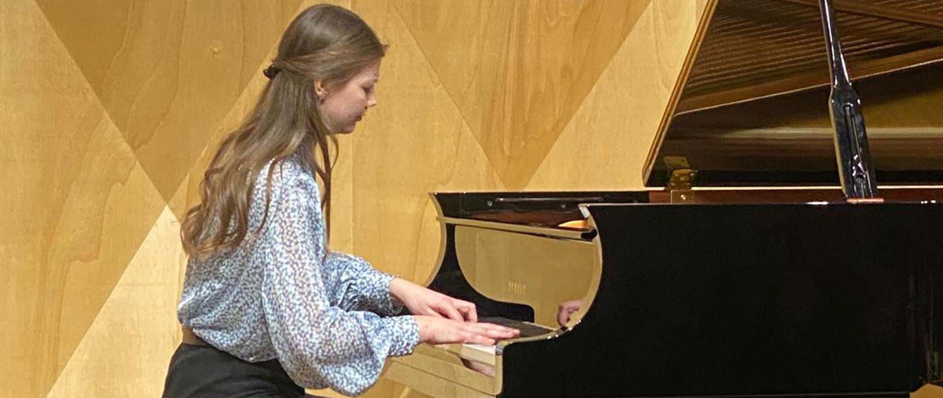 Pianistka przy fortepianie